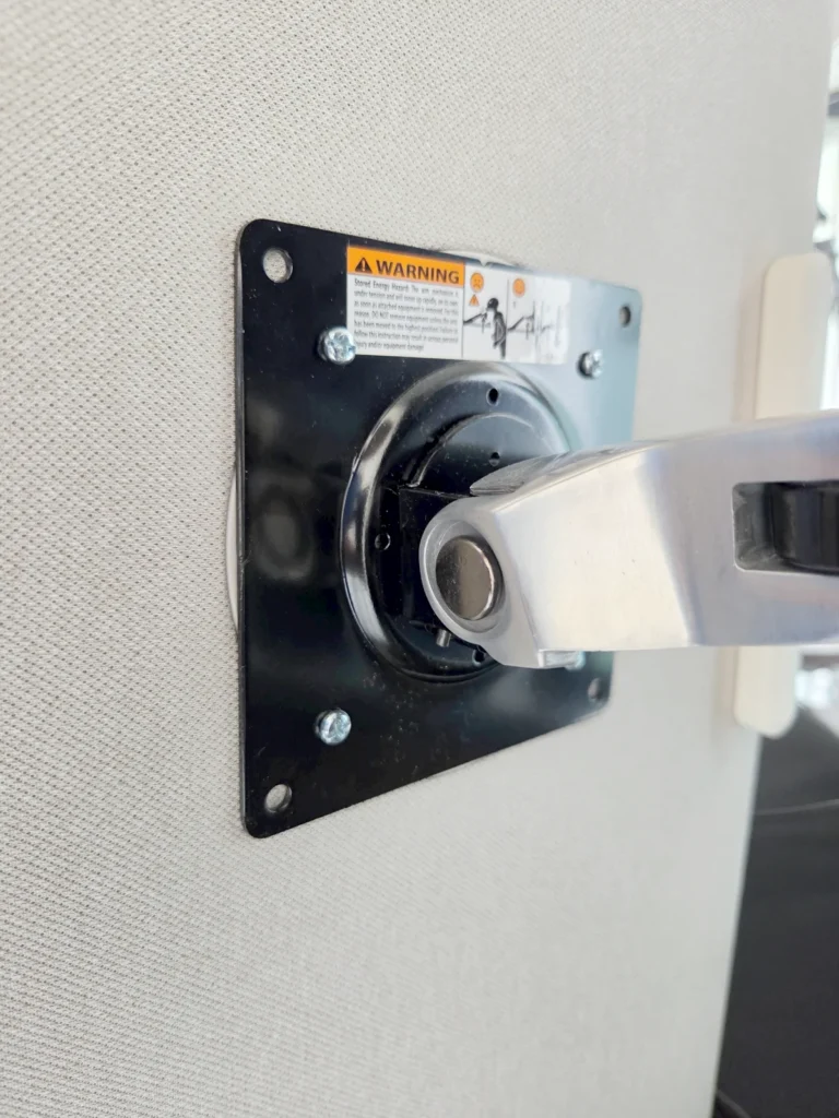 CP25-J1をエルゴトロンアームに取り付けるVESAプレート