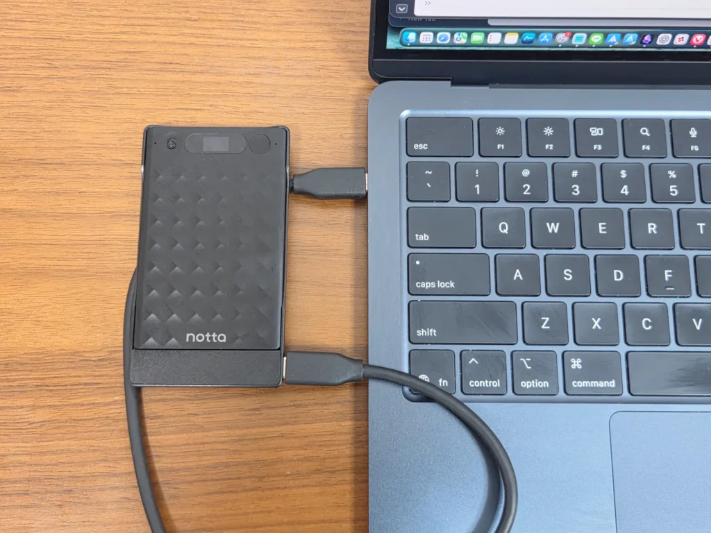 MacBook AirのUSB-CポートにType-Cケーブルで直挿ししたNotta Memo Type-C