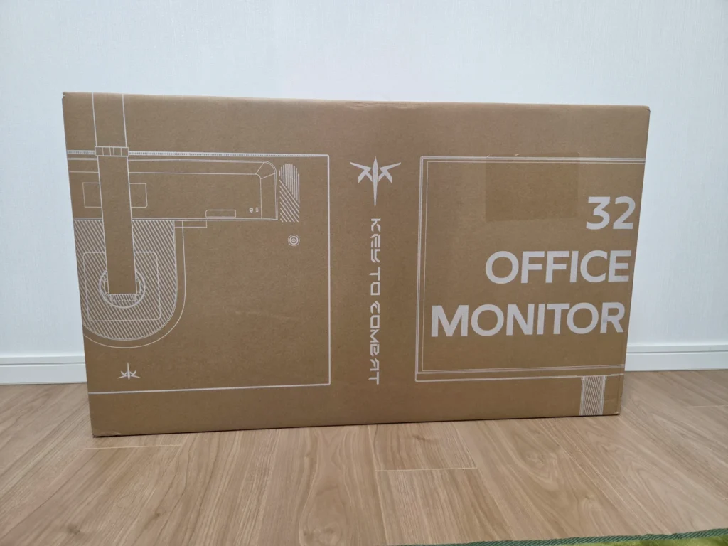 化粧箱。堂々の「OFFICE MONITOR」表記。