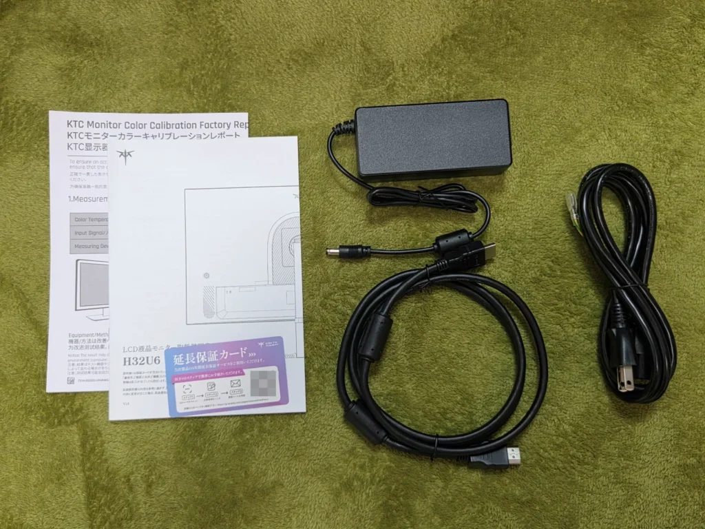 同梱品一式。右上が校正レポート。ケーブルはHDMIのみ。