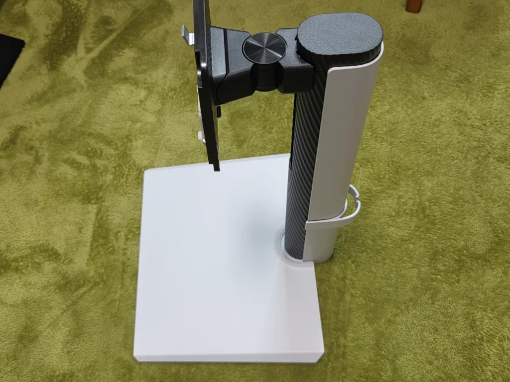 組み上がったスタンド。ここまで工具なしで数分。