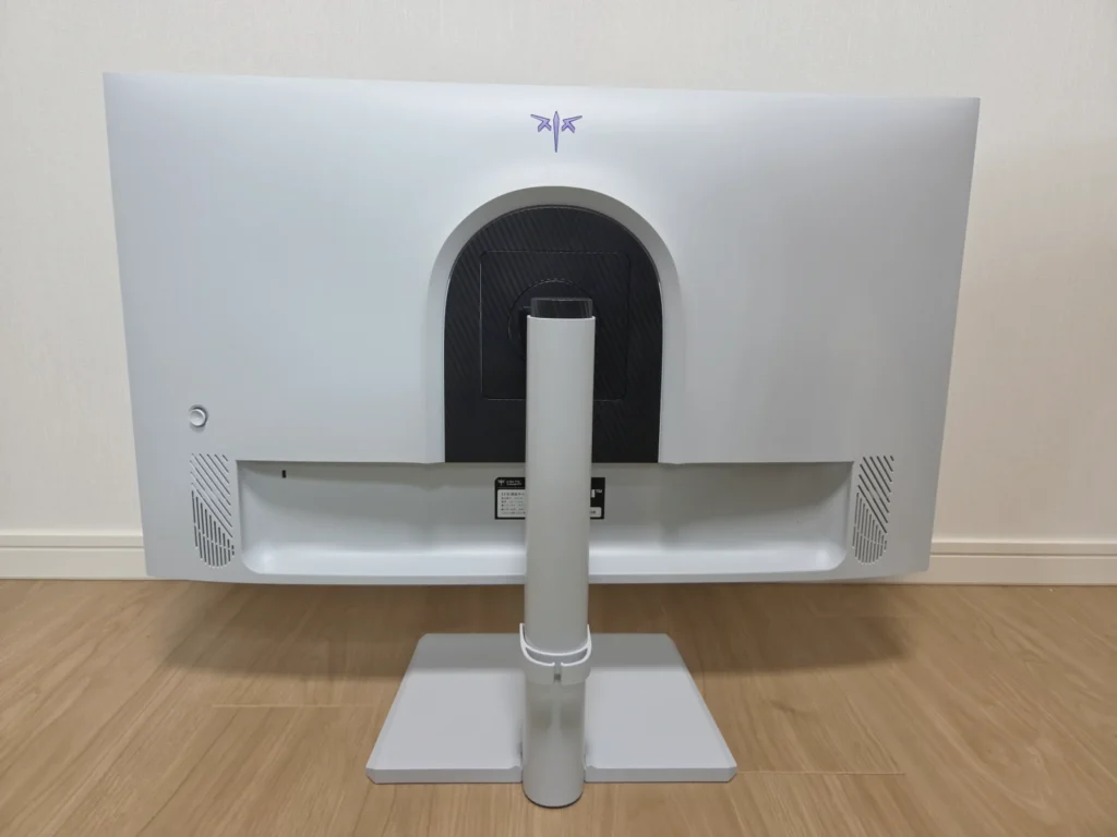 背面。白基調で落ち着いた佇まい。
