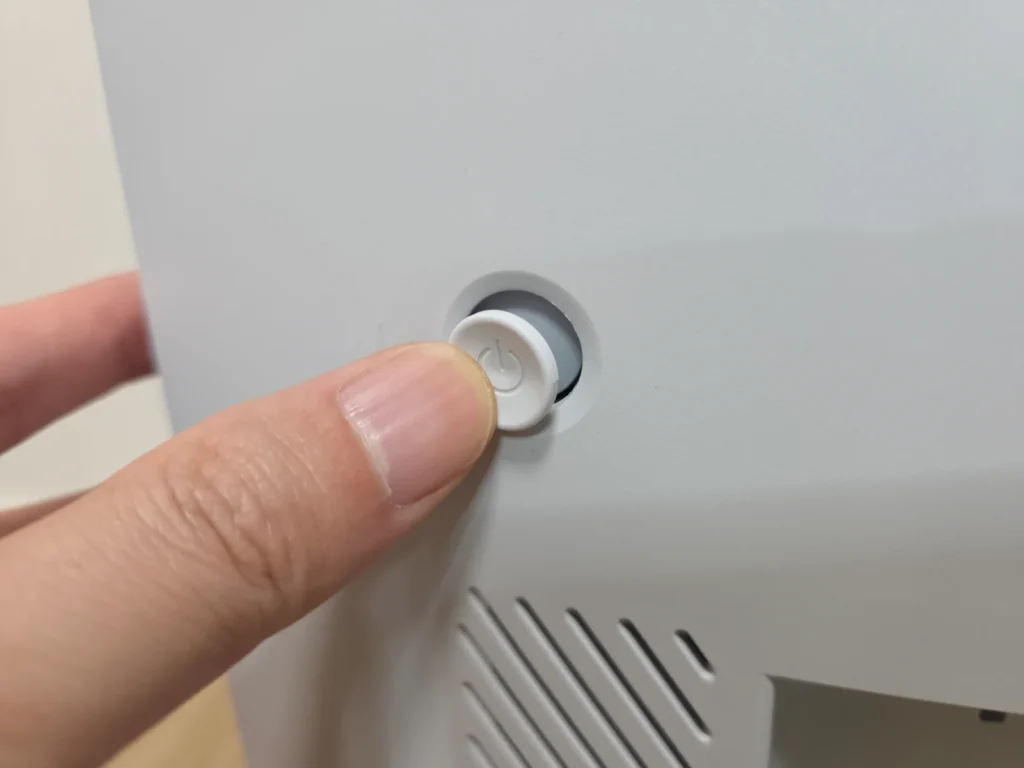 操作スイッチは背面に。ジョイスティック的に倒してメニューを操作する。