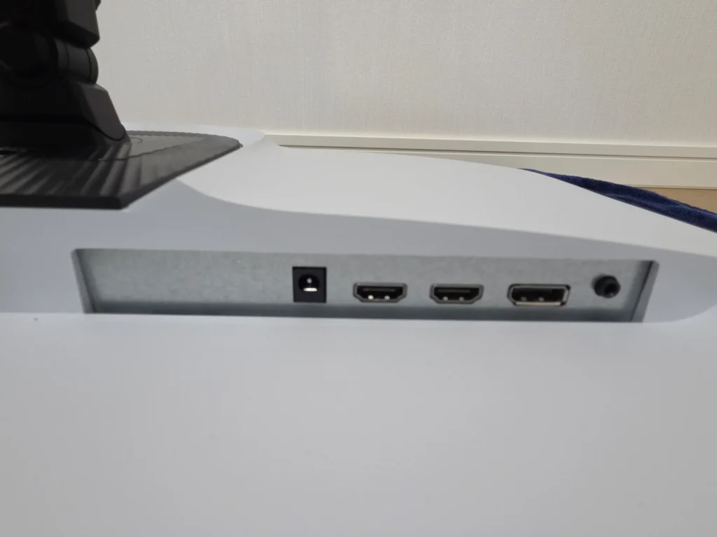 背面端子部。左からDC電源、HDMI×2、DP、3.5mm。USB-Cは無し。