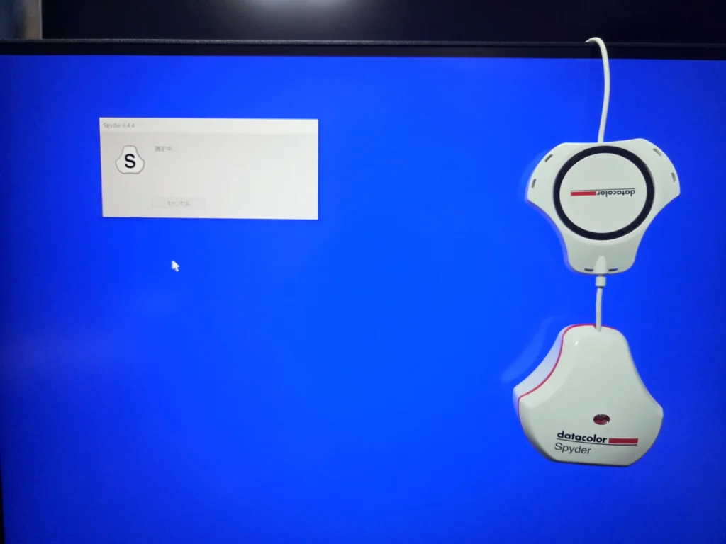 Spyderセンサーを吊るして測定している様子。