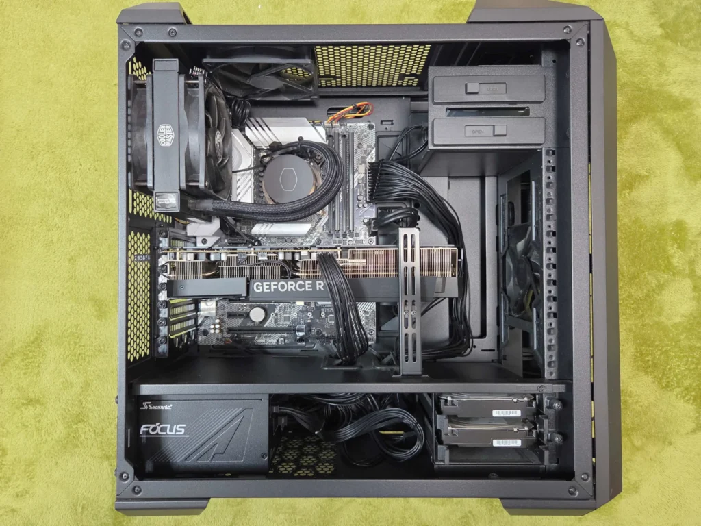 サイドカバーを外した自作PC内部。ASUS PRIME Z490-AとRTX 4080が見える