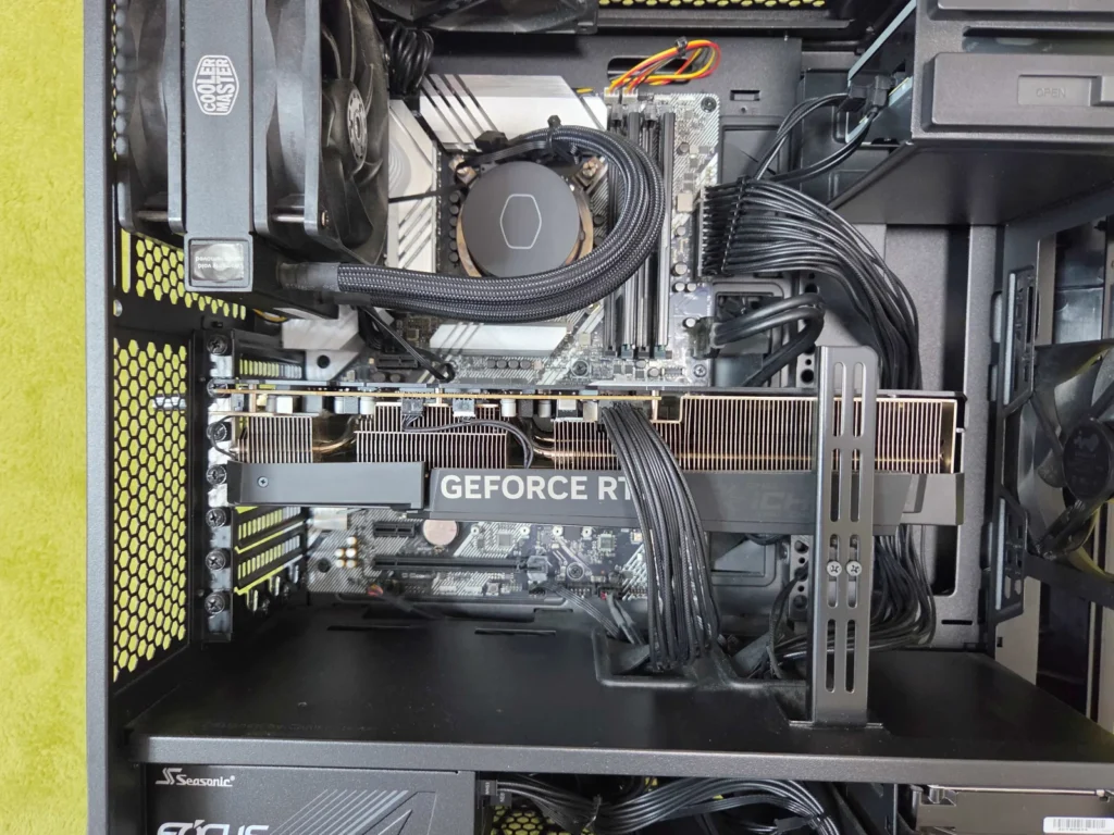 グラボ下を覗き込んだマザーボードのPCIeスロット周辺