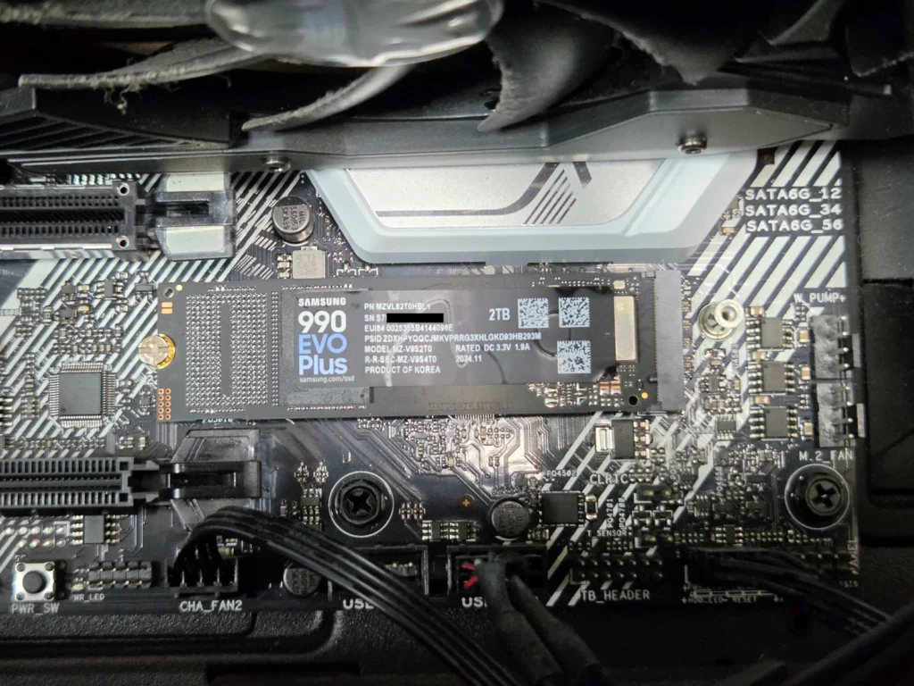 ネジ留めまで完了したSamsung 990 EVO Plusの装着状態