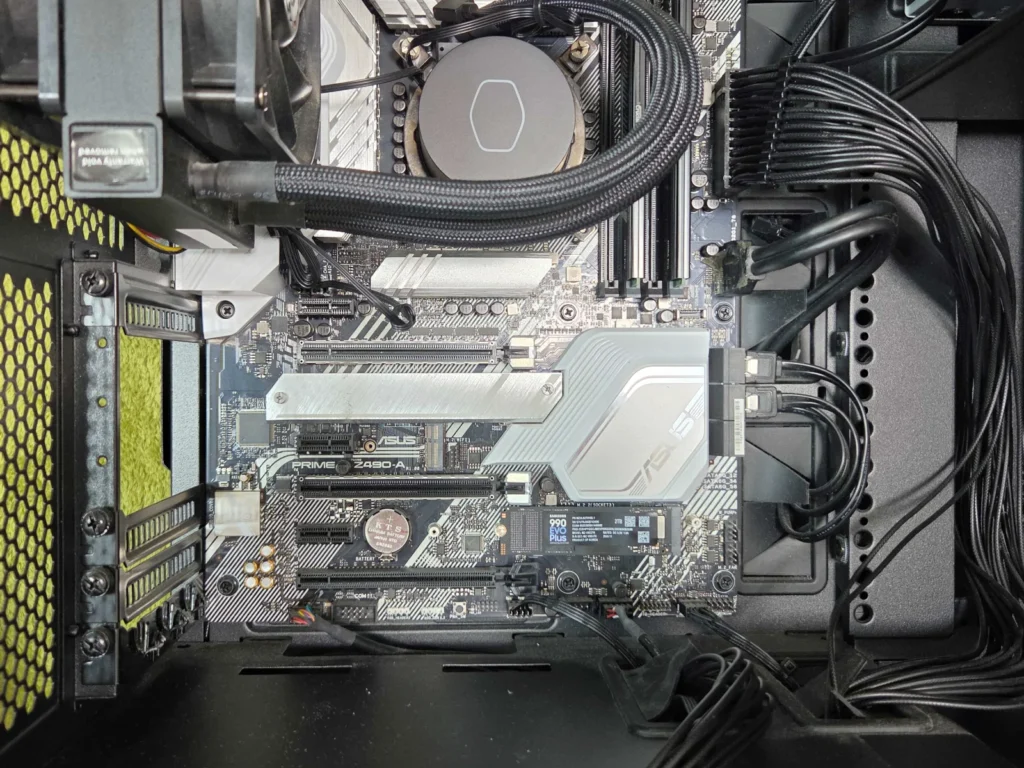 グラボを外すと現れたM.2_1スロットを覆うASUS純正ヒートシンク