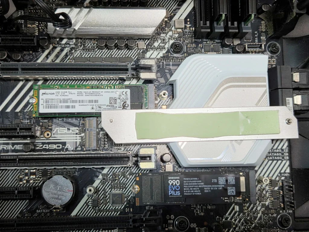 ヒートシンクの下から現れたMicron 2200 512GB。裏面にサーマルパッド付き
