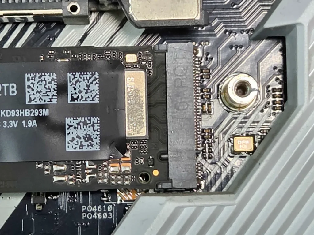M.2スロットに根元まで差し込まれた990 EVO Plusの端子部分。金色の端子が見えない状態