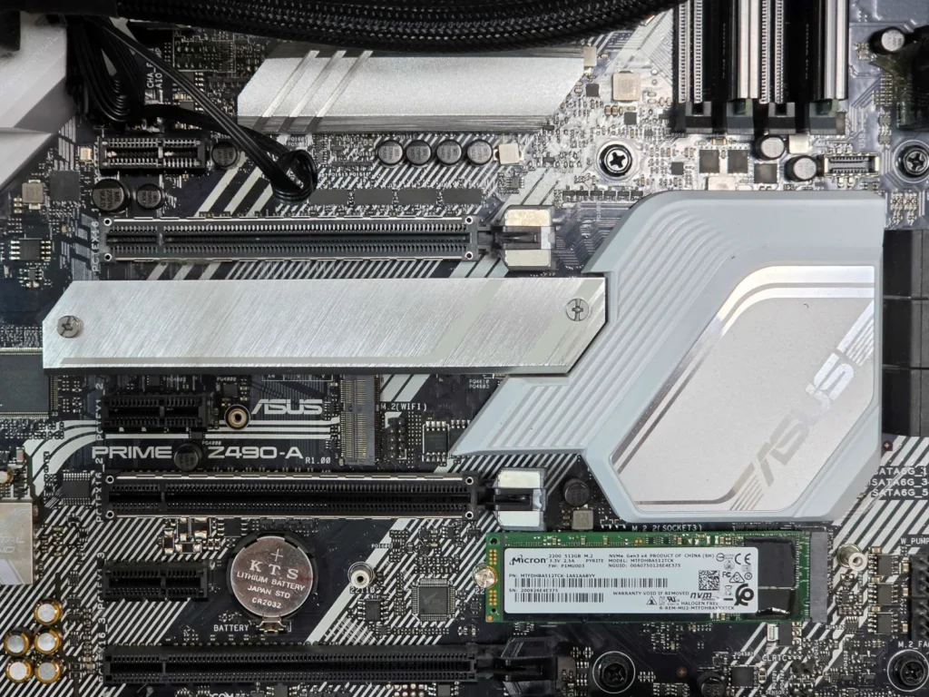 990 EVO Plusの上に純正ヒートシンクを取り付けたASUS PRIME Z490-A