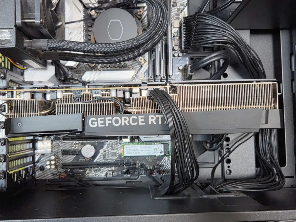RTX 4080を再装着してM.2 SSD換装のハード作業が完了したPC内部