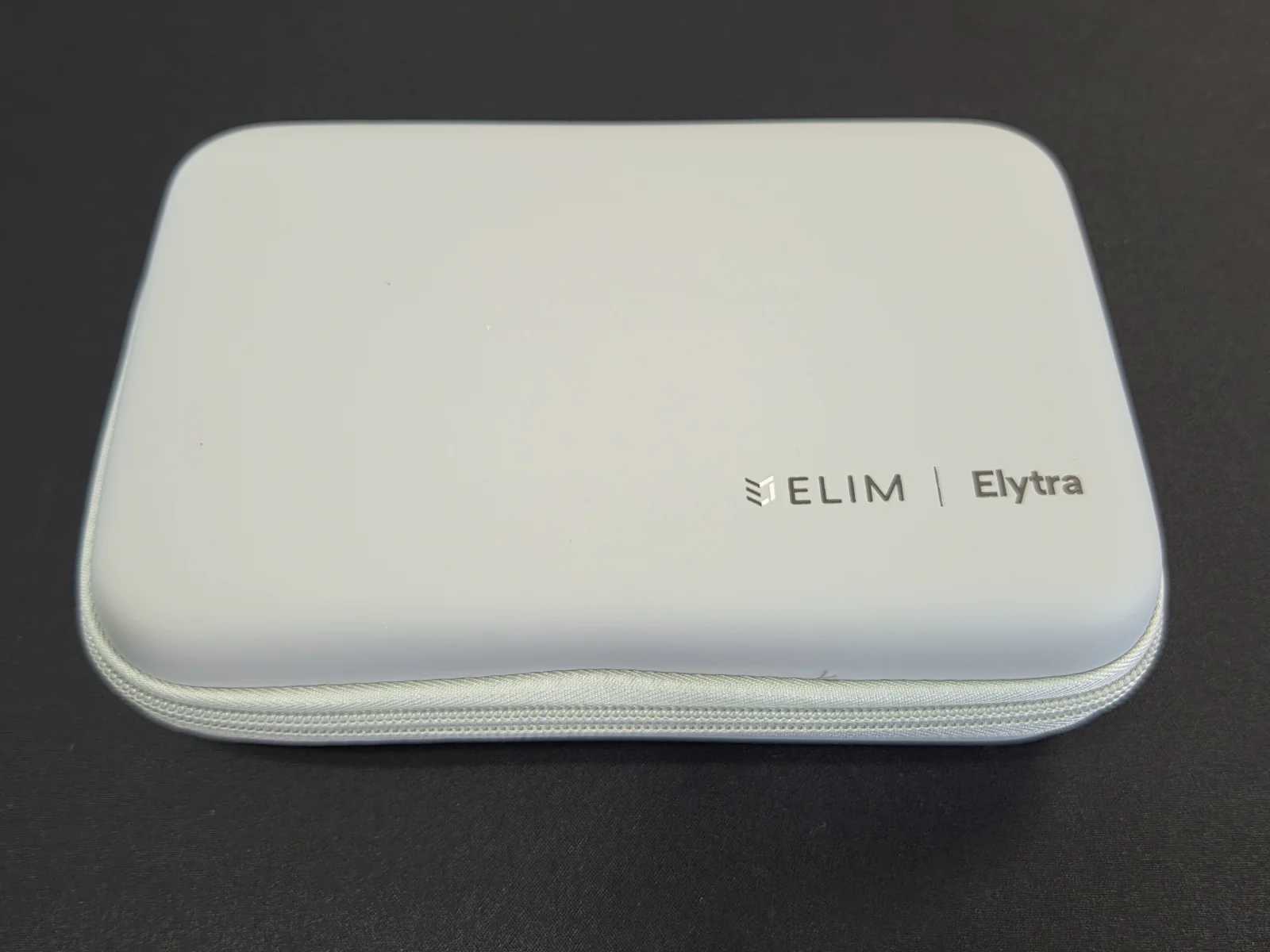 Elimkeys Elytra付属の収納ケース外観、マットな質感にELIMロゴ