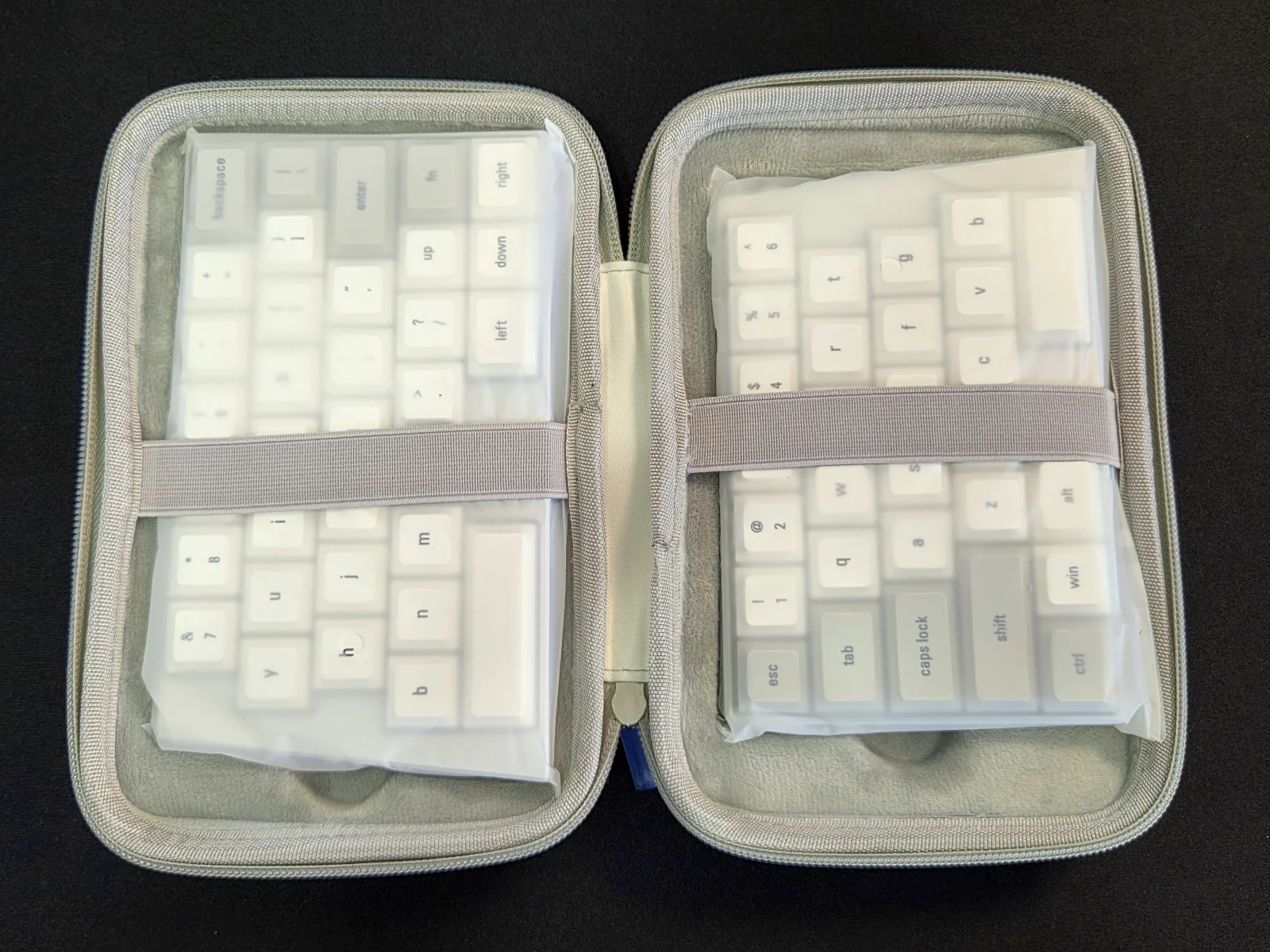 収納ケースを開いた状態、Elimkeys Elytraの左右がゴムバンドで個別に固定されている