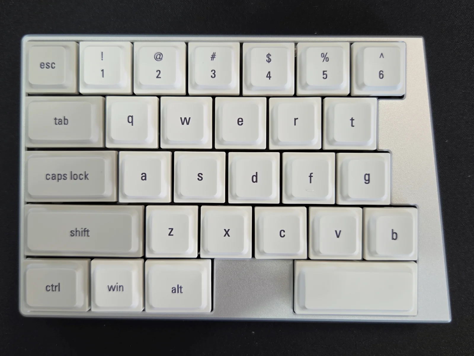 Elimkeys Elytra左半分のキー配列、escからb、shiftとctrlが並ぶ