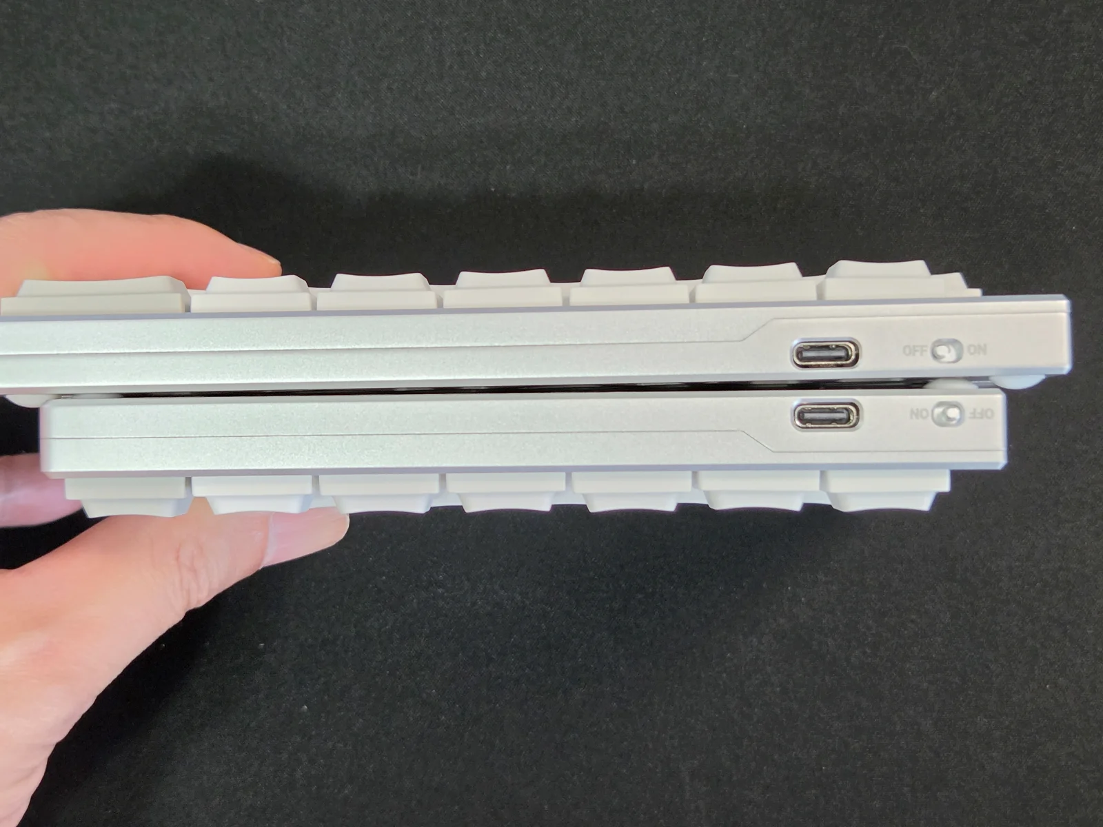 Elimkeys Elytra側面のUSB-C端子と電源スイッチ、左右を並べた状態