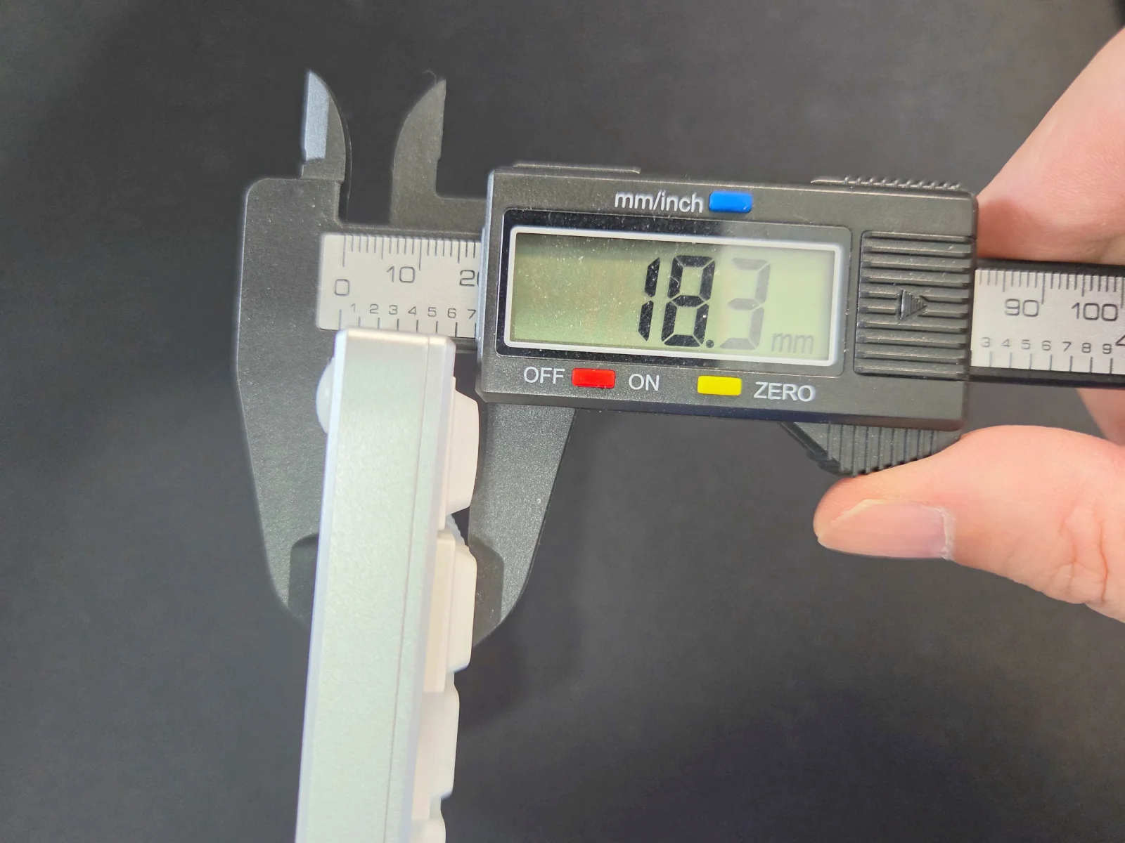 Elimkeys Elytraの最厚部をノギスで計測、18.3mmを表示