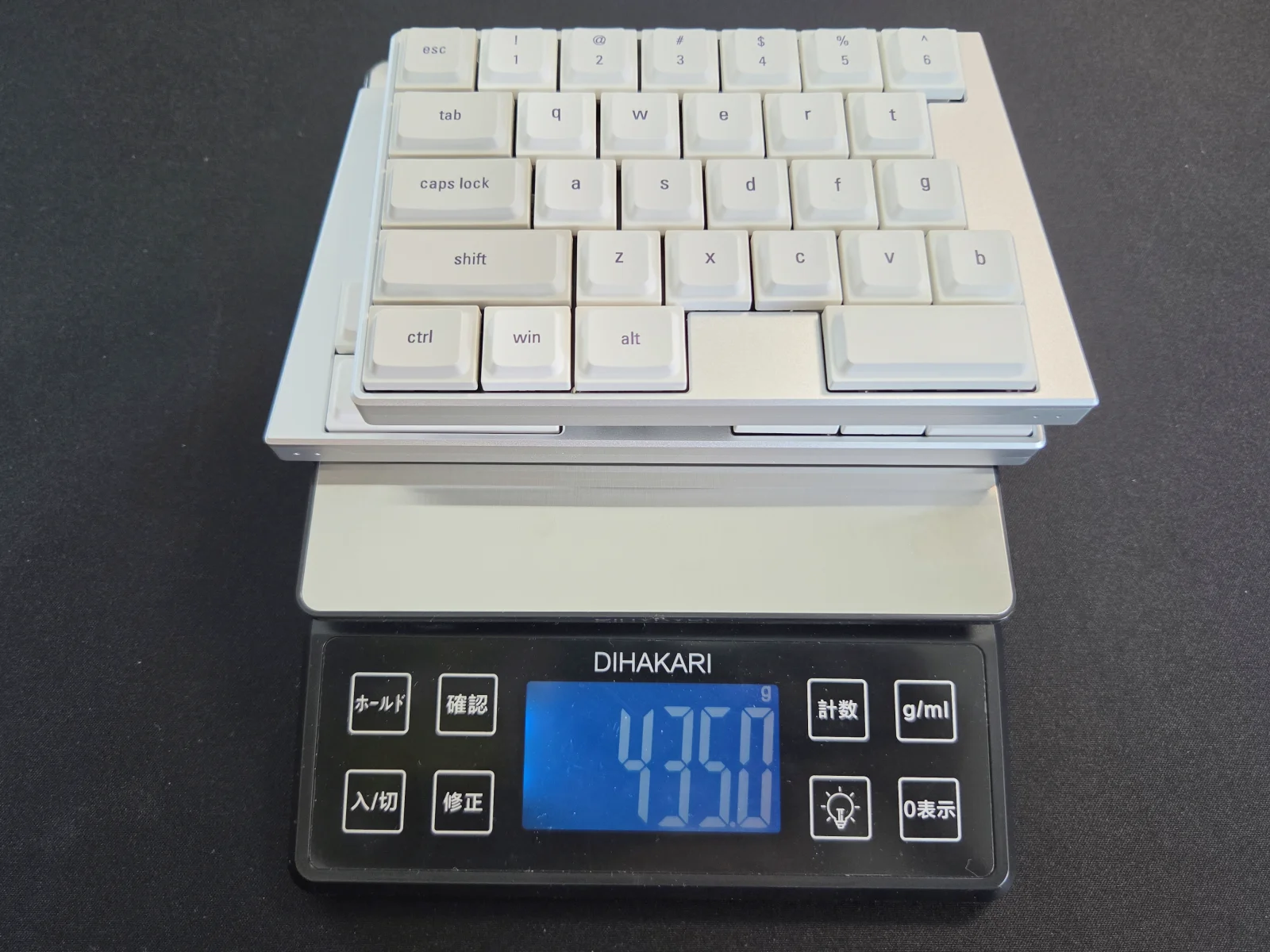 Elimkeys Elytraの左右をキッチンスケールに乗せた計測、435.0gを表示