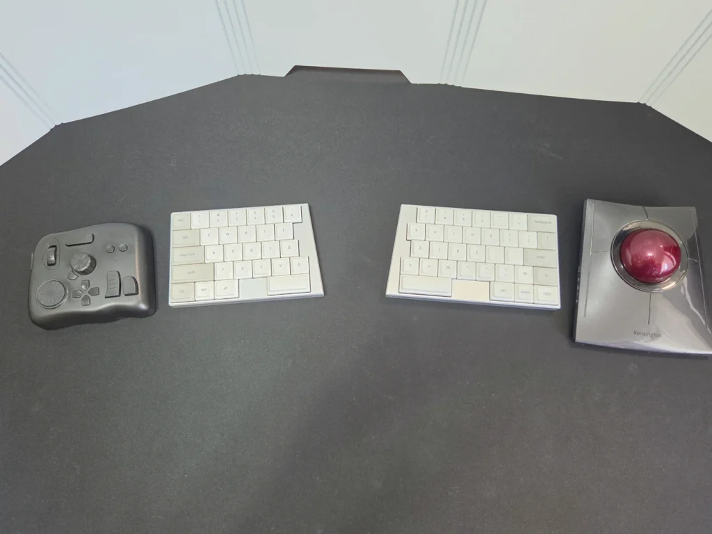 Elimkeys Elytraを分割配置したデスク、左手デバイスとトラックボールを併用