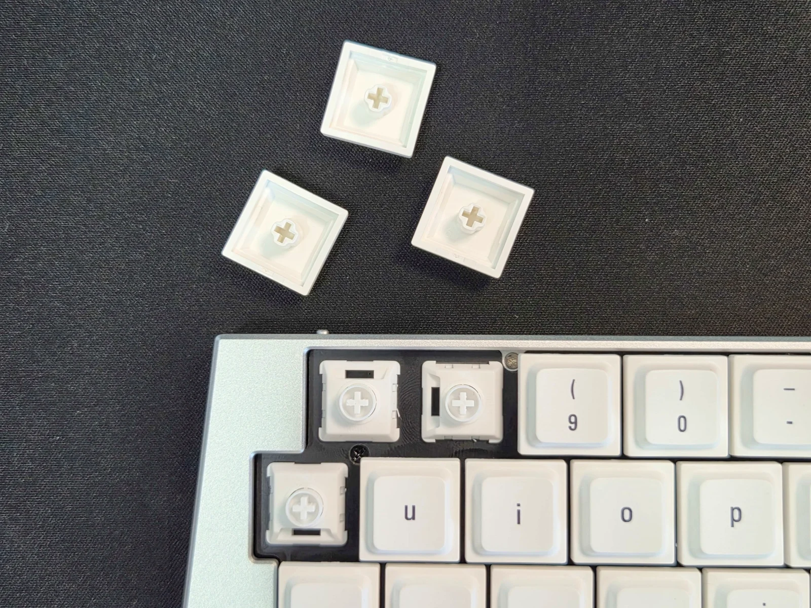 Elimkeys Elytraのキーキャップを外してロープロファイルスイッチが露出した状態