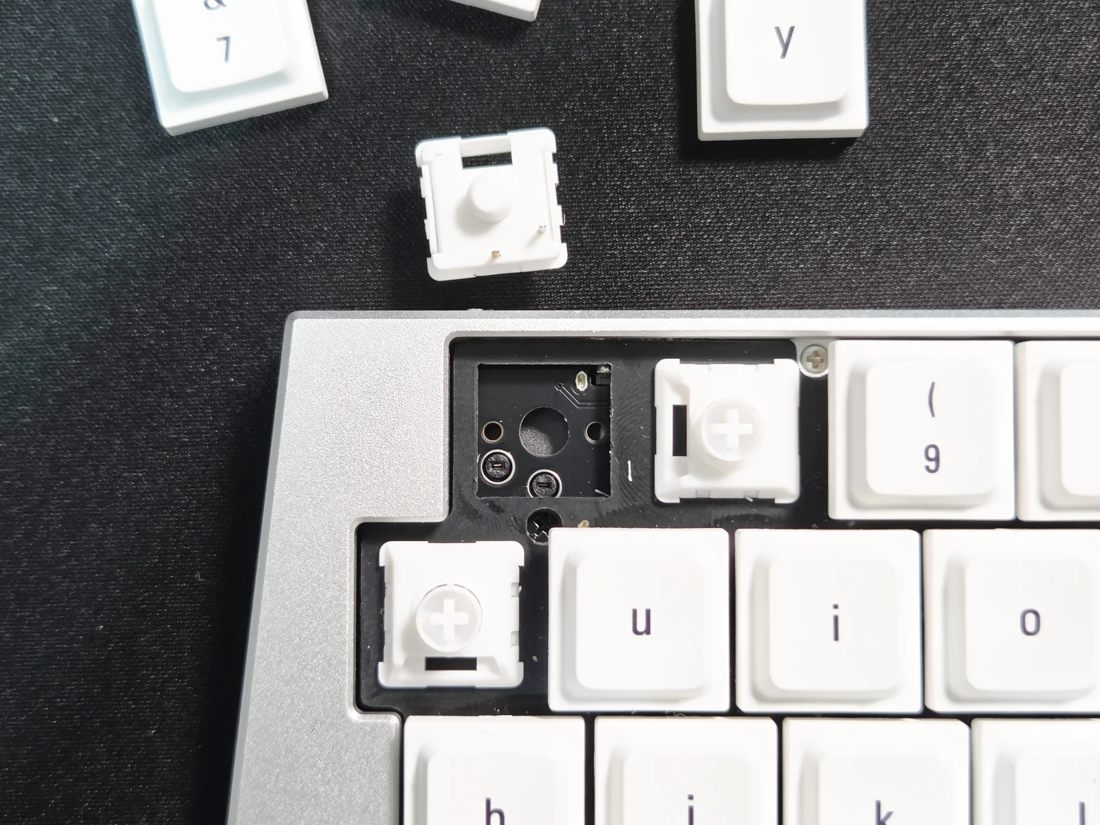 Elimkeys Elytraのスイッチを抜いた状態、ホットスワップソケットが見える