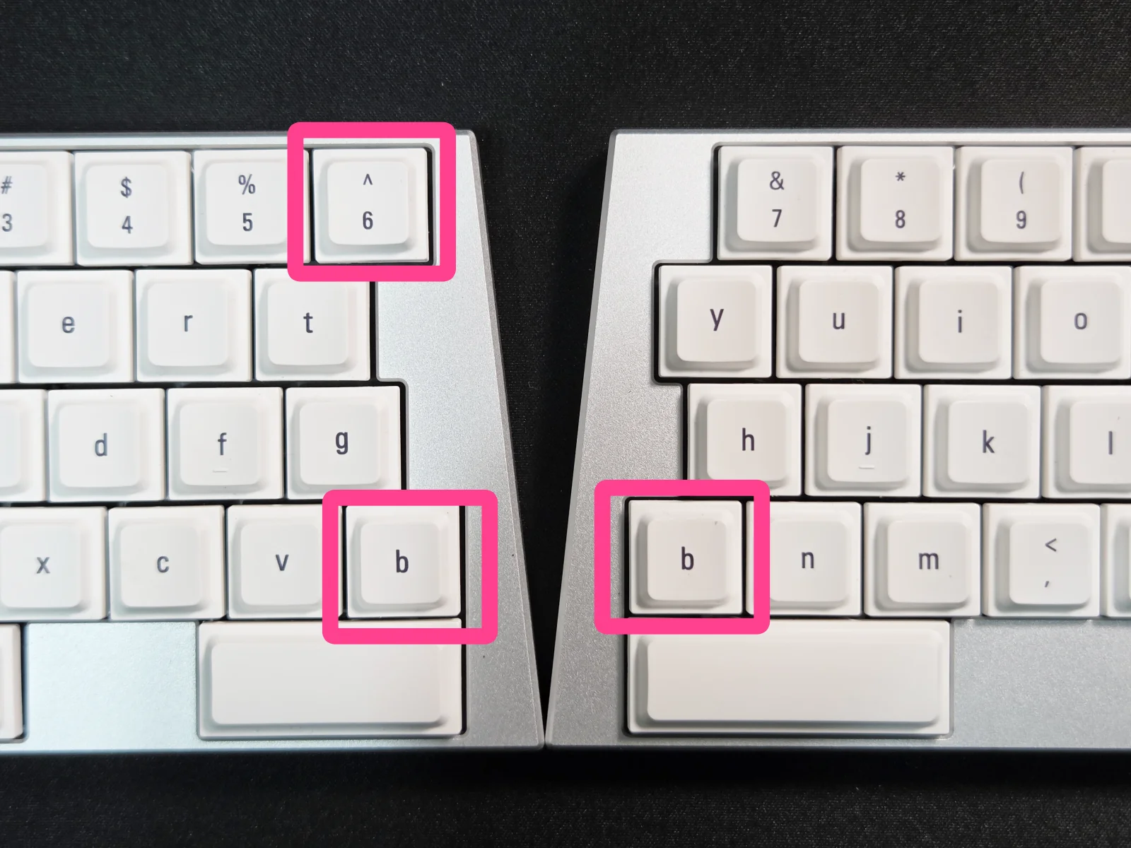 Elimkeys Elytraの6キーが左手側、bキーが左右に配置されていることを示す図