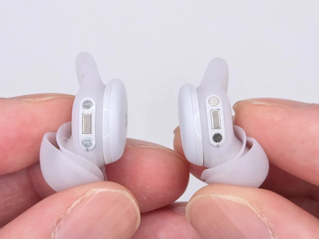 本体裏側の充電接点部分のアップ