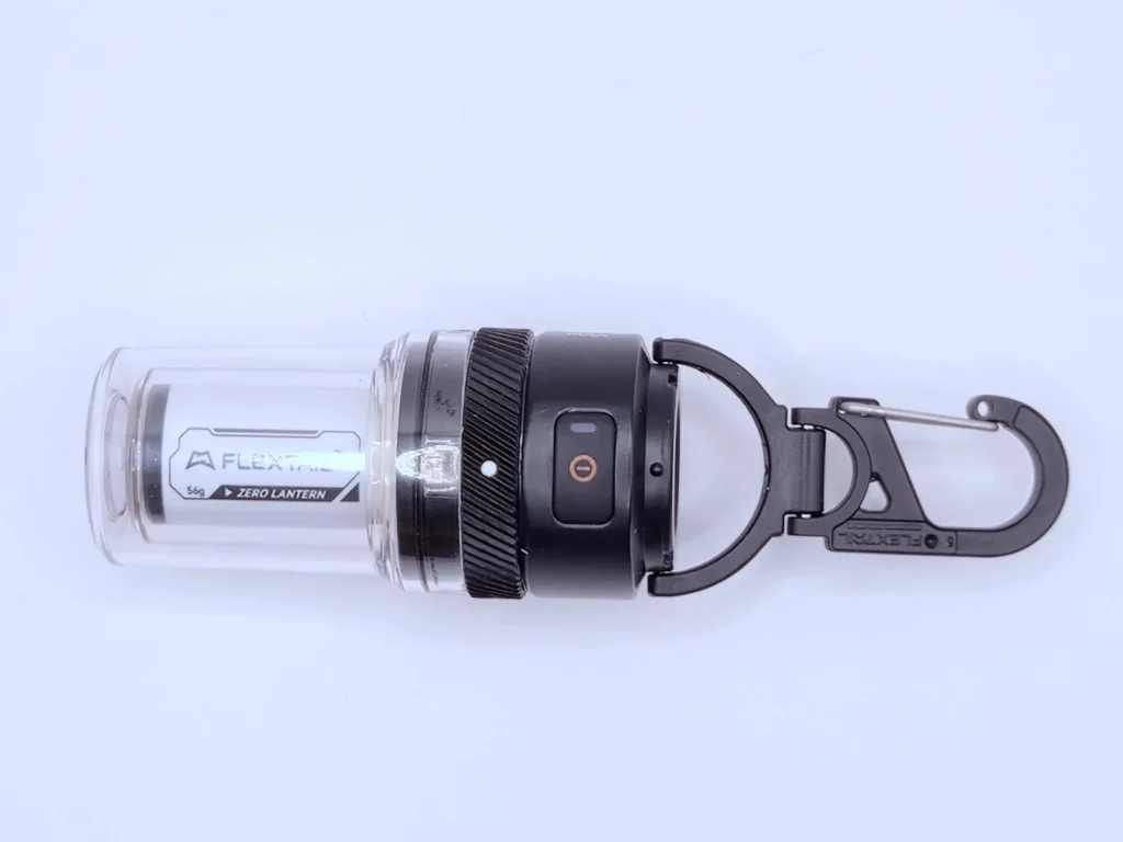 FLEXTAIL ZERO LANTERNの側面にある電源ボタンと明るさ調整リング