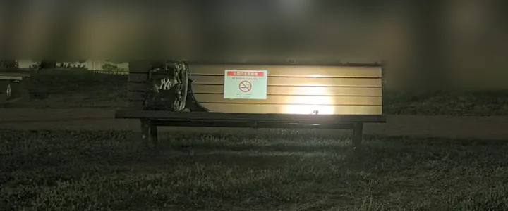 ベンチの座面に置いたFLEXTAIL ZERO LANTERNのLEDライトモード最大。背もたれに明るい円ができる