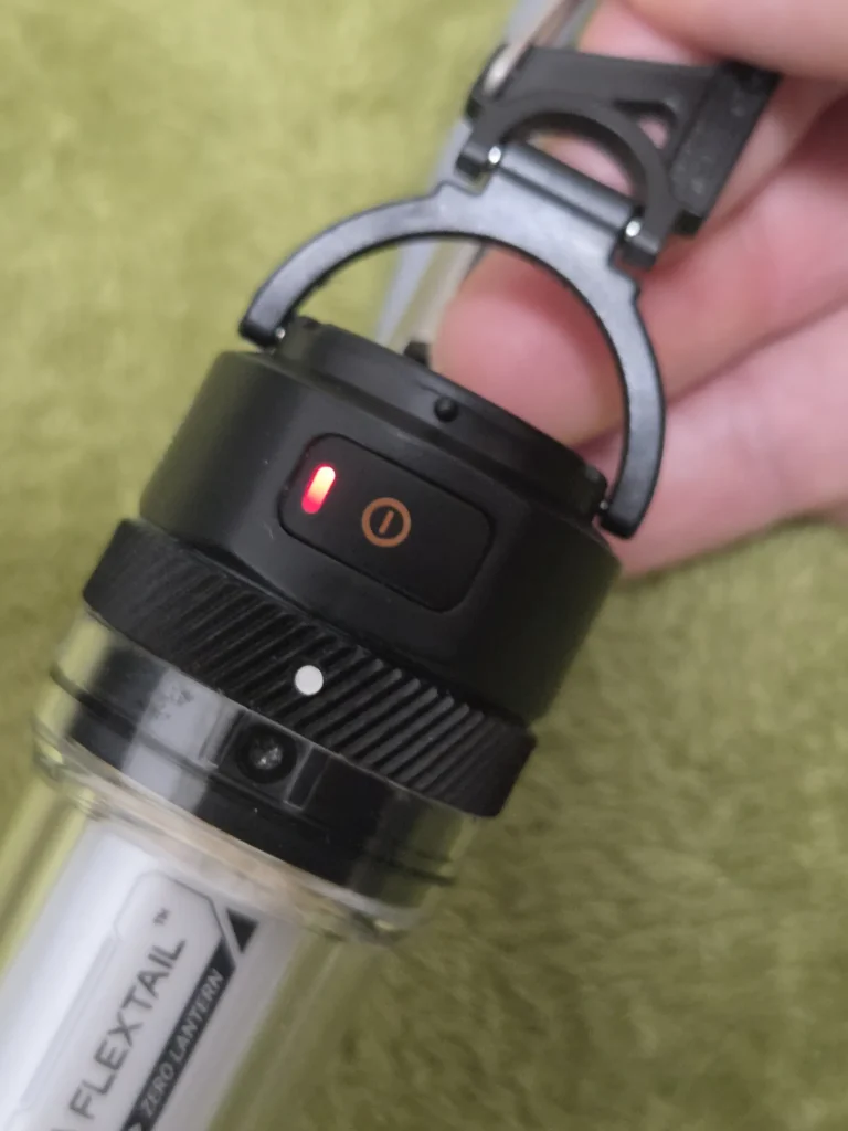 充電中はFLEXTAIL ZERO LANTERNの電源ボタンにある小窓が赤く光る
