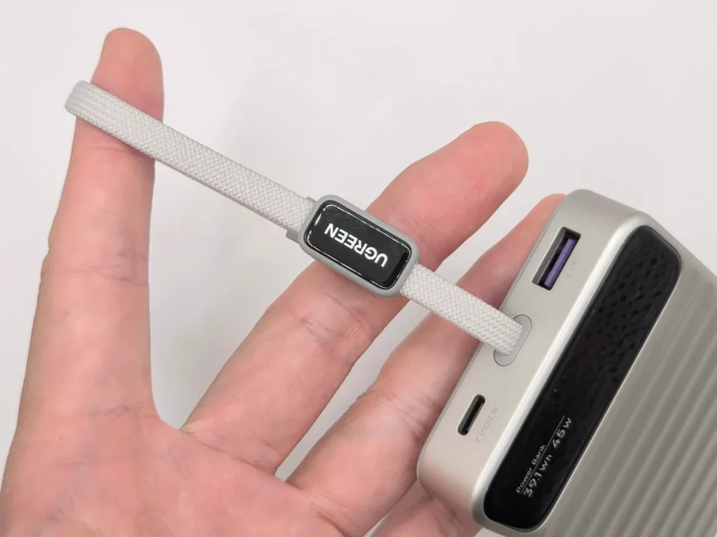 UGREEN Nexode Wavyの内蔵ケーブルを引き出した状態
