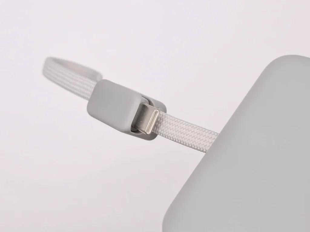 UGREEN Nexode Wavyの内蔵USB-Cケーブル先端、ストラップ状のループ