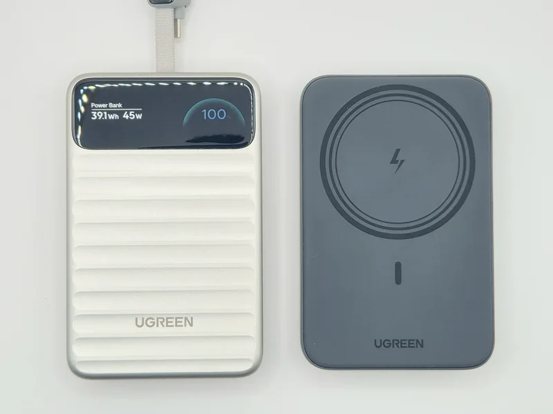 UGREEN Nexode WavyとPB561を並べた比較、Wavyの画面は100%点灯