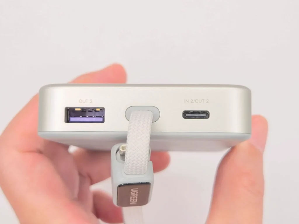 UGREEN Nexode Wavyのポート面、USB-AとUSB-Cが並ぶ