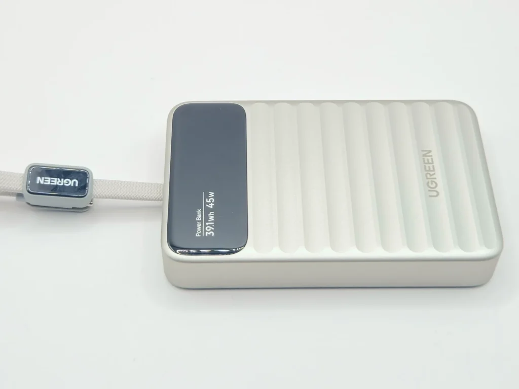 UGREEN Nexode Wavy本体、リブ形状とディスプレイと内蔵ケーブル