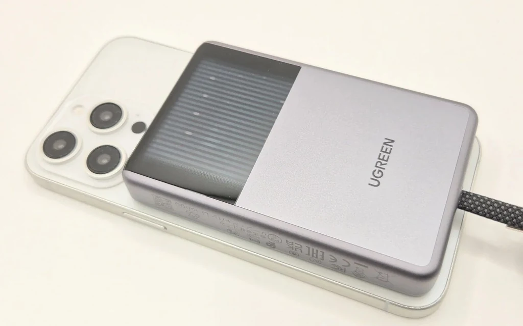 iPhoneの背面に付けた UGREEN MagFlow Pro、水冷窓の流路が見える