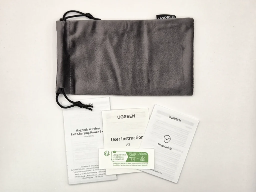 UGREEN MagFlow Pro の付属品、グレーの収納ポーチと説明書類