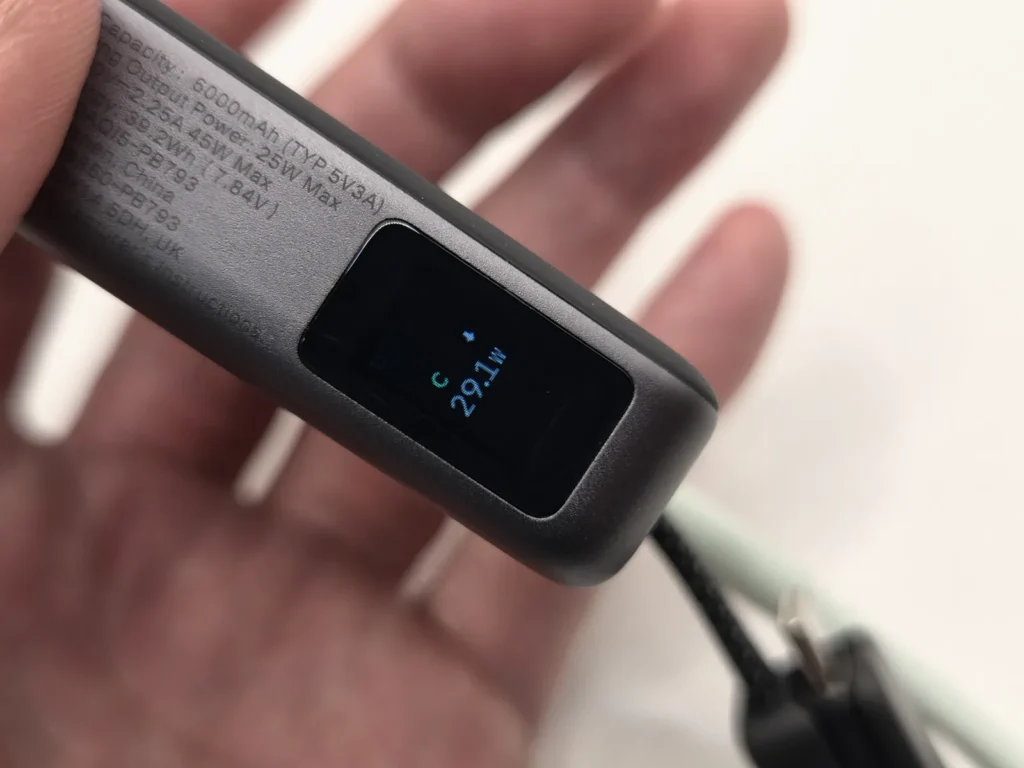 本体を充電しているときの画面、USB-Cの行に下向きの矢印