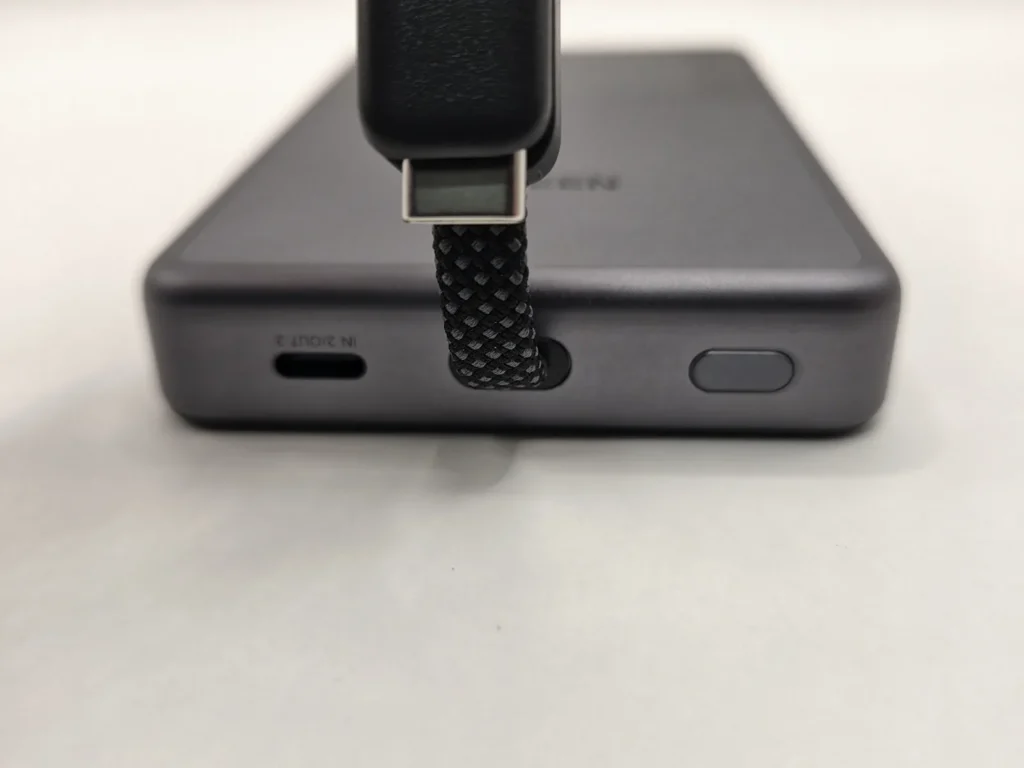 UGREEN MagFlow Pro の下端、ボタンと内蔵ケーブルとUSB-Cの差し込み口