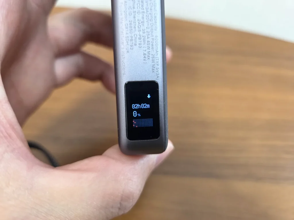 充電前の UGREEN MagFlow Pro の画面、残量0%で満充電まで02h02m