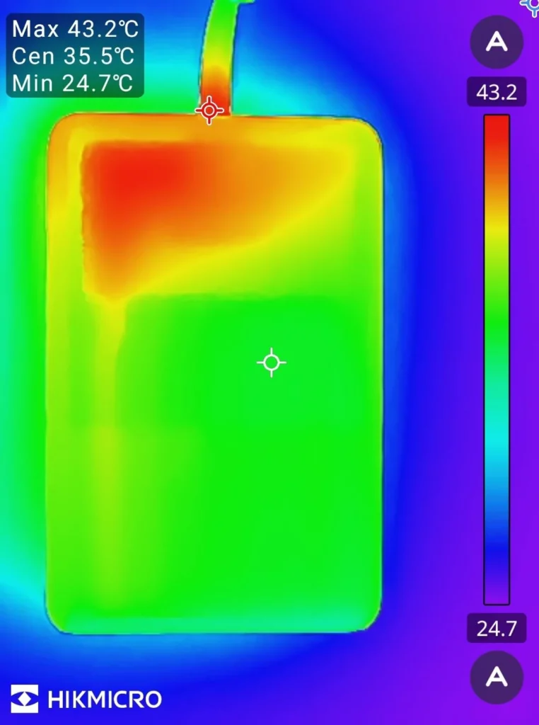 充電58分の UGREEN MagFlow Pro のサーモ画像、最高43.2℃で内蔵ケーブルの付け根が熱い