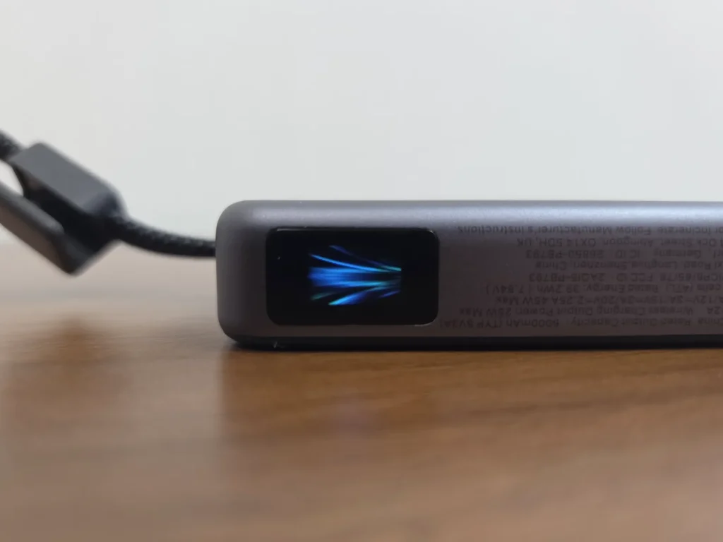 本体を充電しているあいだの水冷の画面、流れるアニメーション