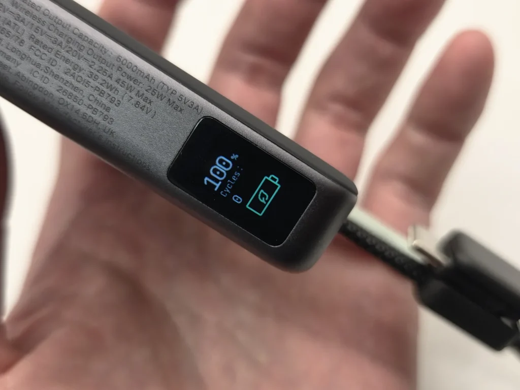 届いたばかりの UGREEN MagFlow Pro の画面、健康度100%でサイクル0回