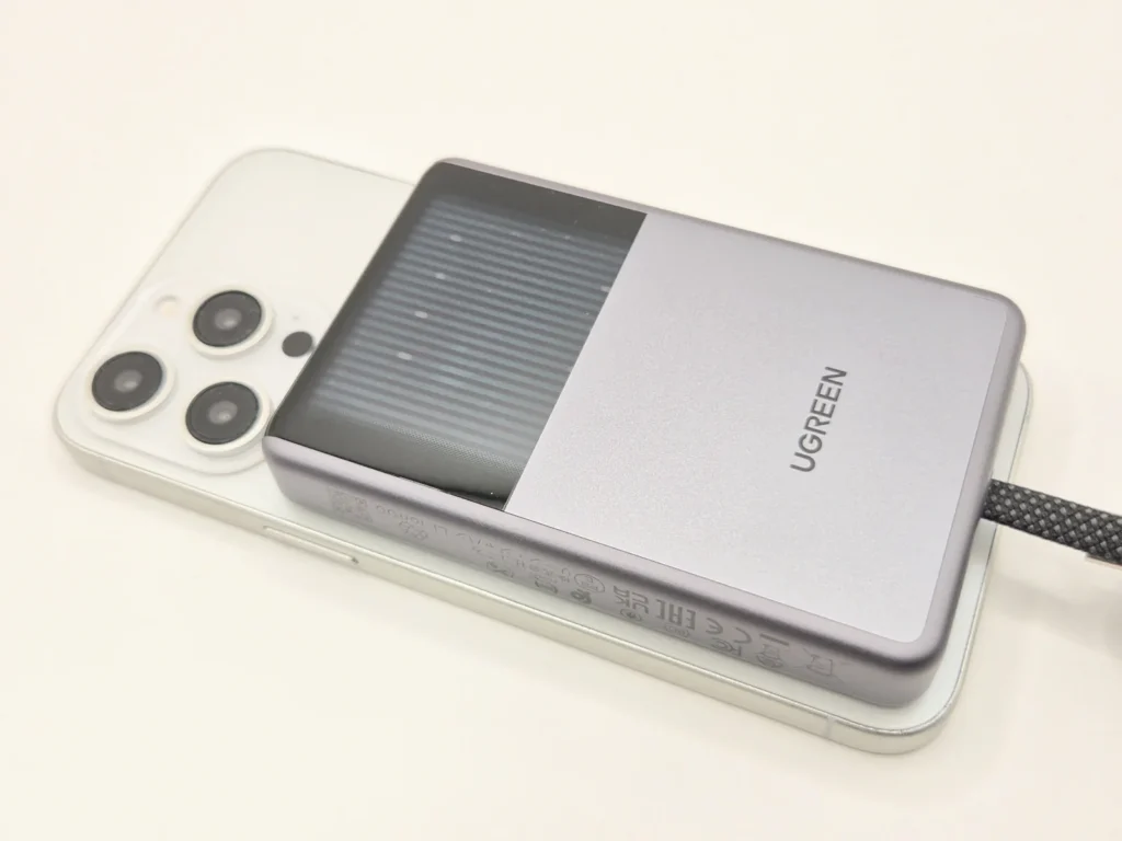 iPhoneの背面に UGREEN MagFlow Pro を付けた状態