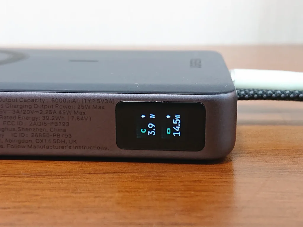 Macとイヤホンケースの2台をつないだ画面、内蔵ケーブル14.5Wと差し込み口3.9W