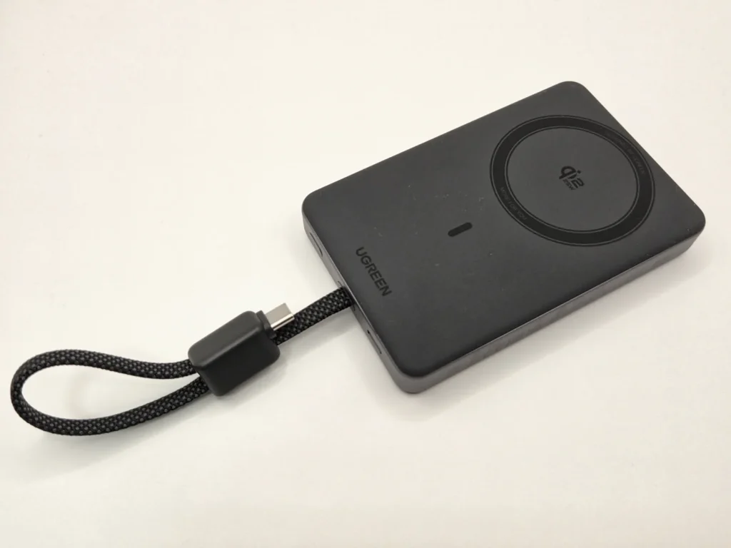 UGREEN MagFlow Pro のマグネット面、丸い充電エリアと内蔵ケーブル