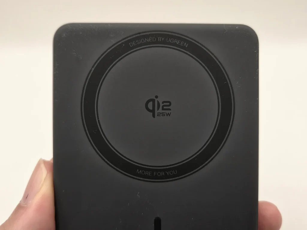 マグネット面に寄ったところ、Qi2 25Wのロゴ
