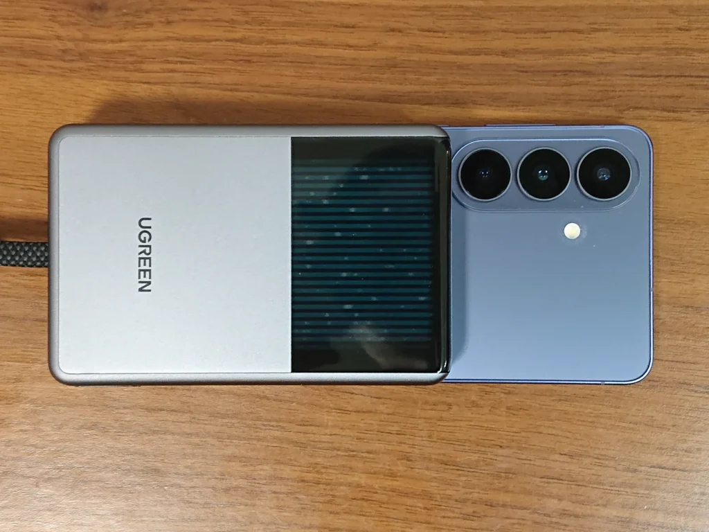 ケースを外したGalaxy S26に UGREEN MagFlow Pro を付けて上から見たところ、本体の上端がカメラの出っ張りに当たる