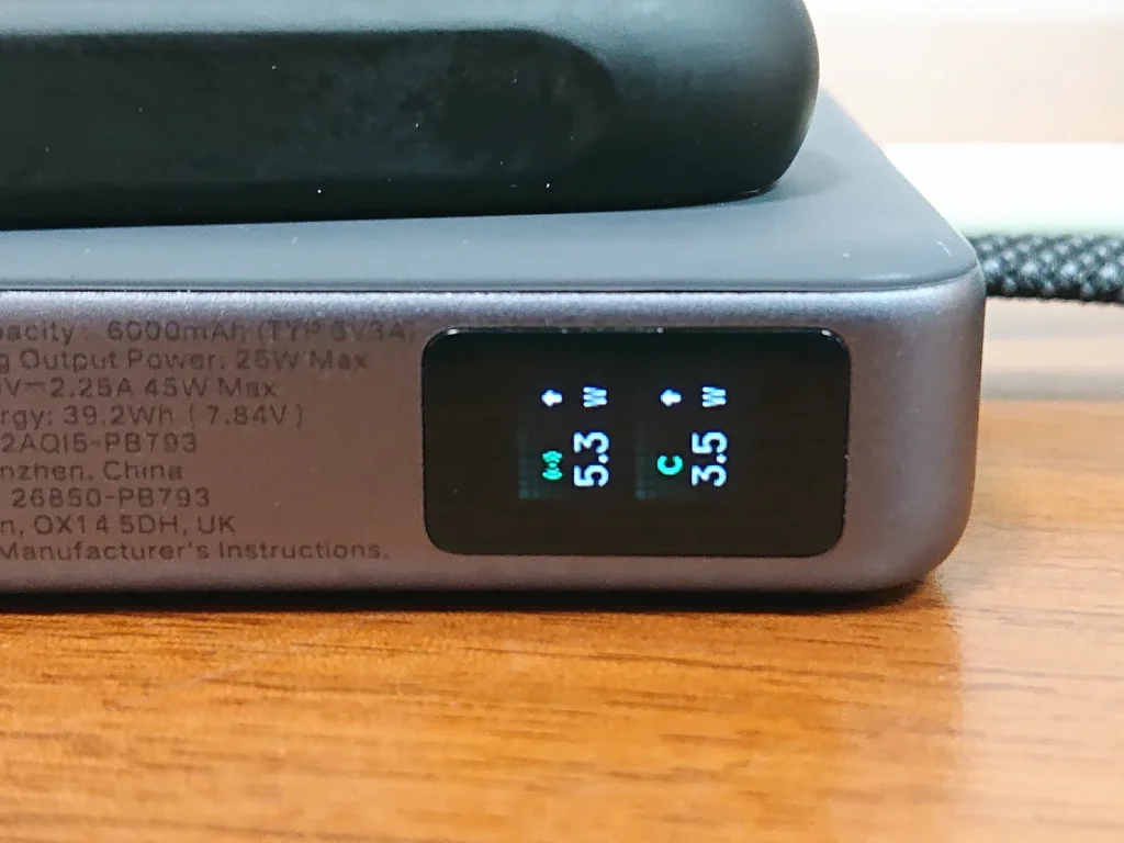 S26とイヤホンケースの2台をつないだ画面、ワイヤレス5.3Wと差し込み口3.5W